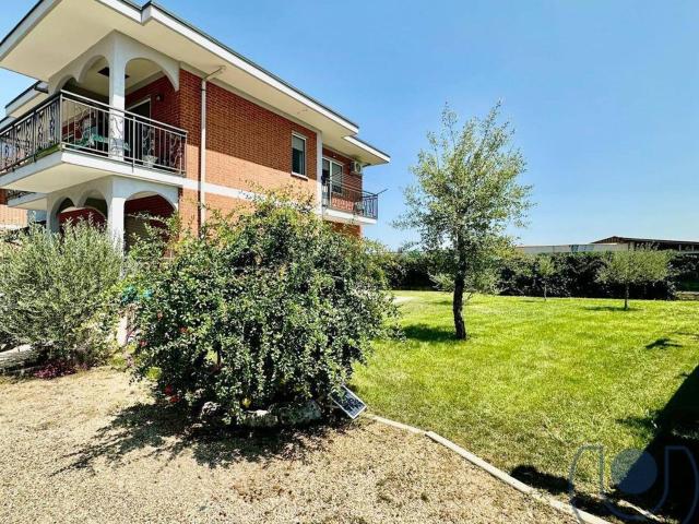 Villetta bifamiliare in vendita di 210 m² in Via Asti
