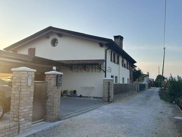 Villetta bifamiliare in vendita di 210 m² in Via Caposile, 82