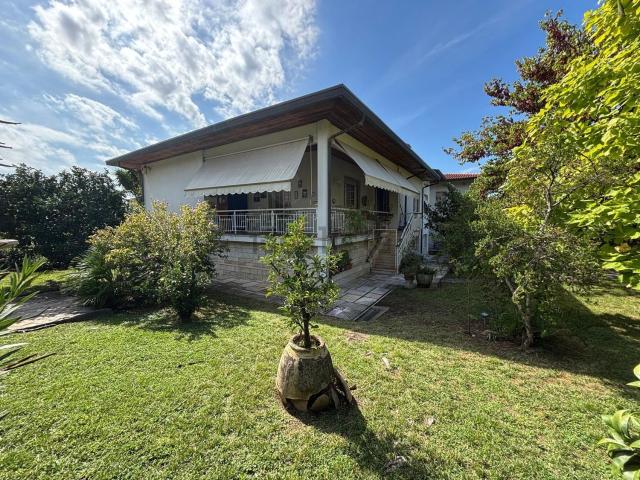 Villetta bifamiliare in vendita di 210 m² in Via Cervolapittola, 30