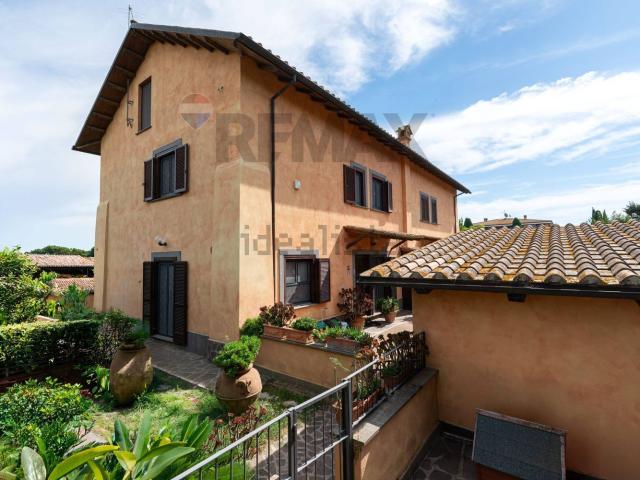 Villetta bifamiliare in vendita di 210 m² in Via Cima Cristallo, 63