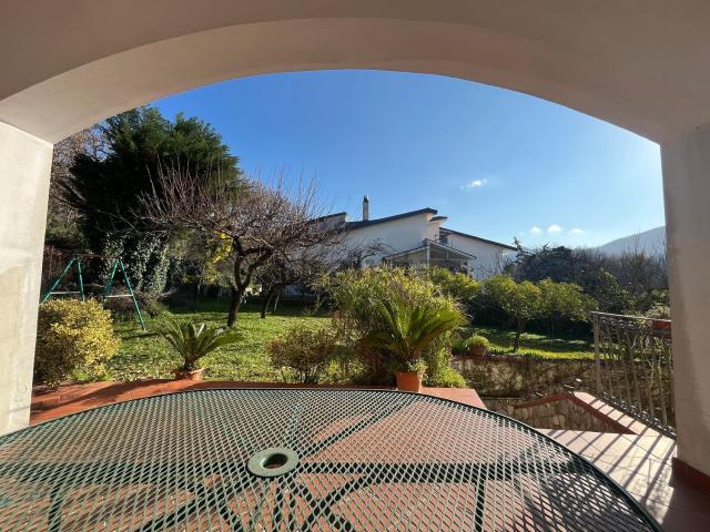Villetta bifamiliare in vendita di 210 m² in Via degli Etruschi, 32