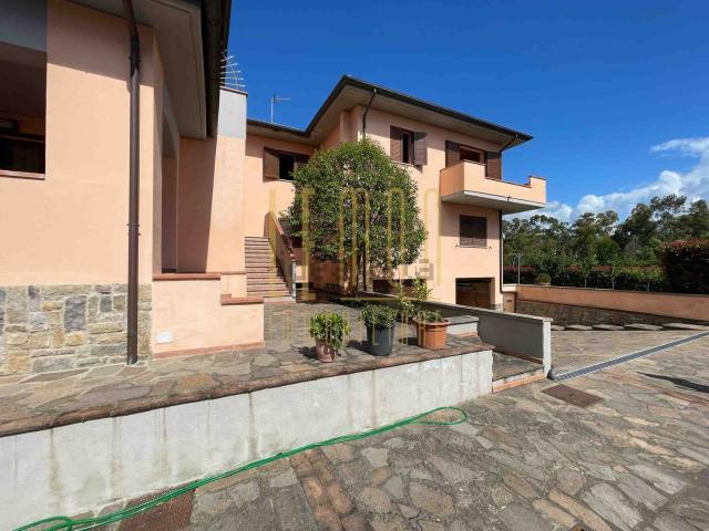 Villetta bifamiliare in vendita di 210 m² in Via dei Papaveri