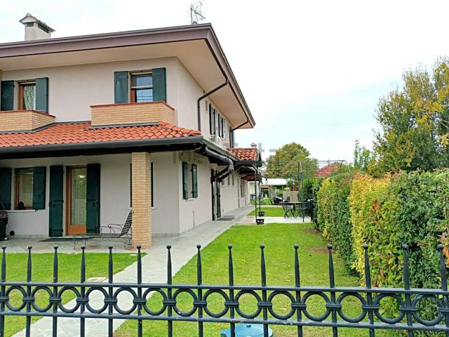 Villetta bifamiliare in vendita di 210 m² in Via della Chiesa, 3