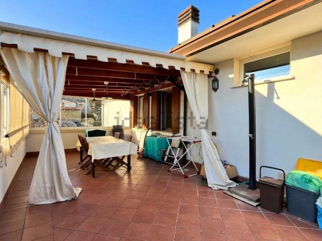 Villetta bifamiliare in vendita di 210 m² in Via Enrico Fermi, 3