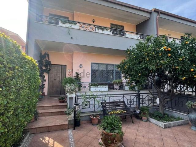 Villetta bifamiliare in vendita di 210 m² in Via Giovanni Battista Pergolesi