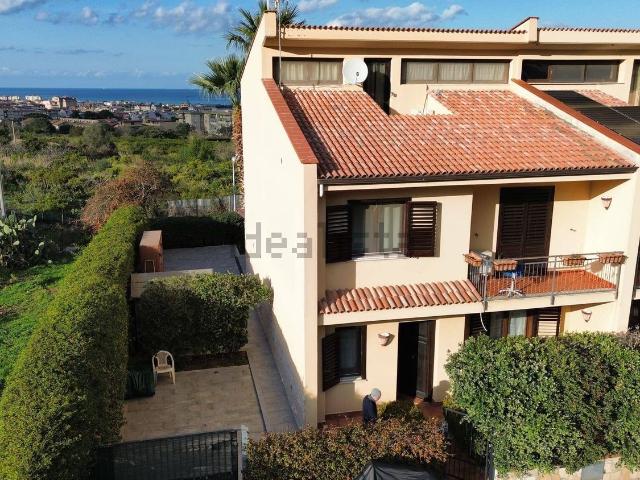 Villetta bifamiliare in vendita di 210 m² in Via Giovanni Falcone, 12