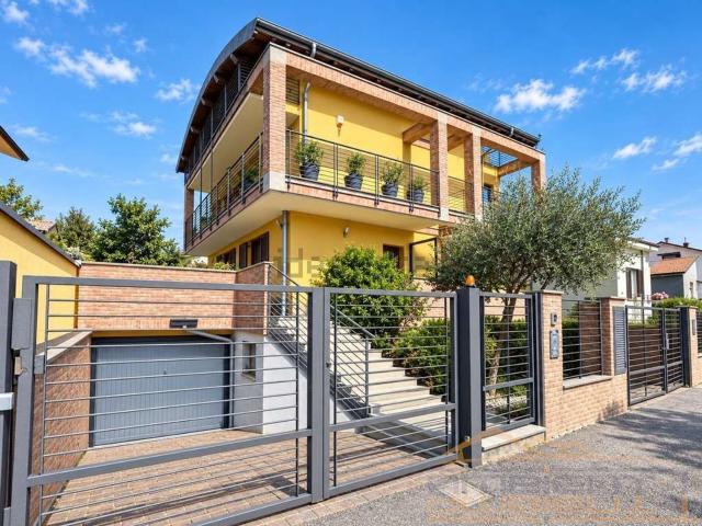 Villetta bifamiliare in vendita di 210 m² in Via Giovanni Berchet, 22