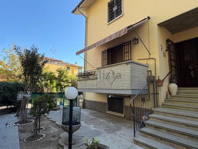 Villetta bifamiliare in vendita di 210 m² in Via L. Da Vinci, 11