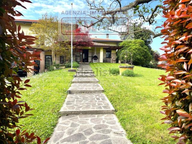 Villetta bifamiliare in vendita di 210 m² in Via Luigi Pasini