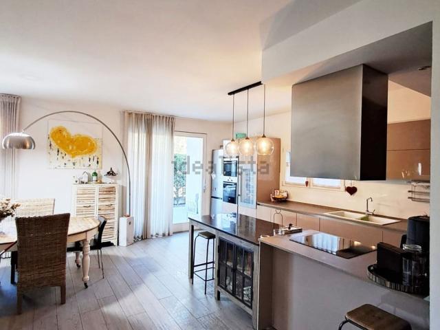 Villetta bifamiliare in vendita di 210 m² in Via Luigi Pirandello