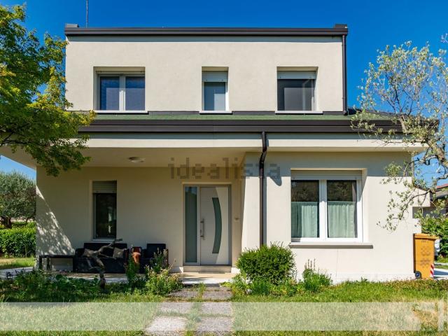 Villetta bifamiliare in vendita di 210 m² in Via Noalese