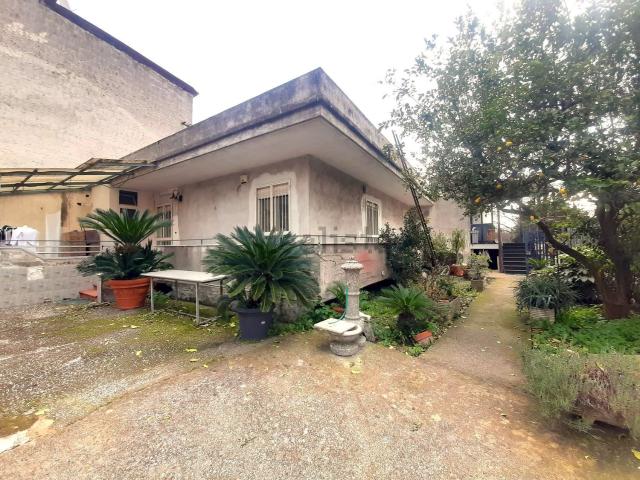 Villetta bifamiliare in vendita di 210 m² in Via Nola