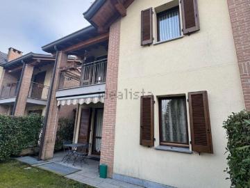 Villetta bifamiliare in vendita di 210 m² in Via Novara, 23