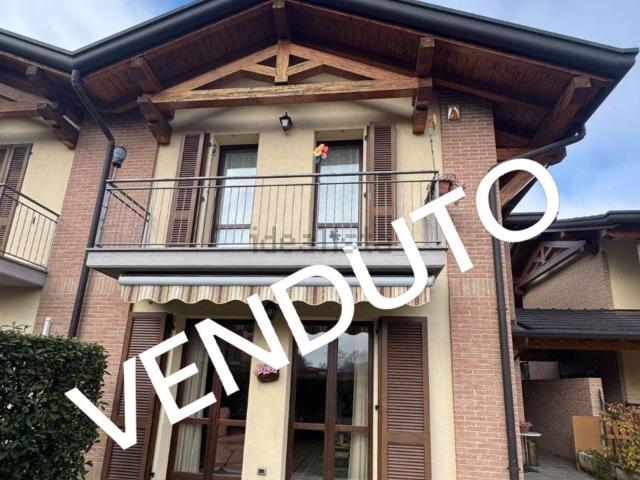 Villetta bifamiliare in vendita di 210 m² in Via Novara, 23