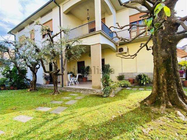 Villetta bifamiliare in vendita di 210 m² in Via Pesciatina, 44