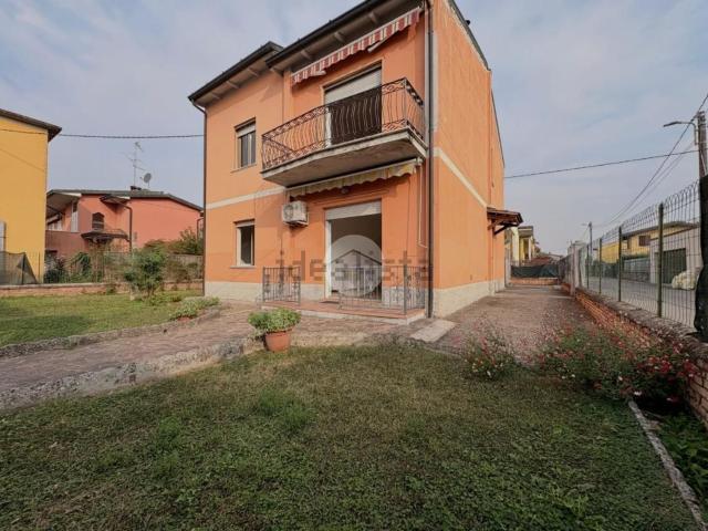 Villetta bifamiliare in vendita di 210 m² in Via Repubblica, 3