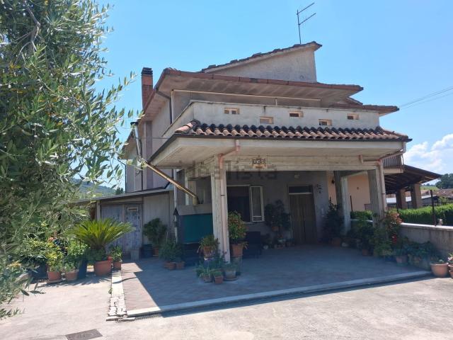 Villetta bifamiliare in vendita di 210 m² in Via San Giuseppe Le Prata, 40