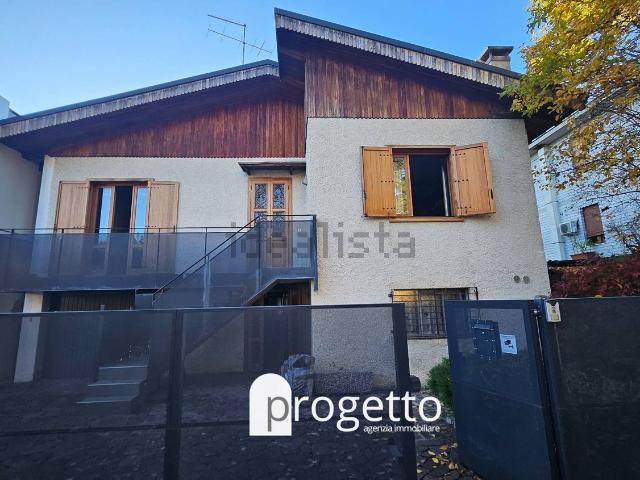 Villetta bifamiliare in vendita di 210 m² in Via Stromboli, 14