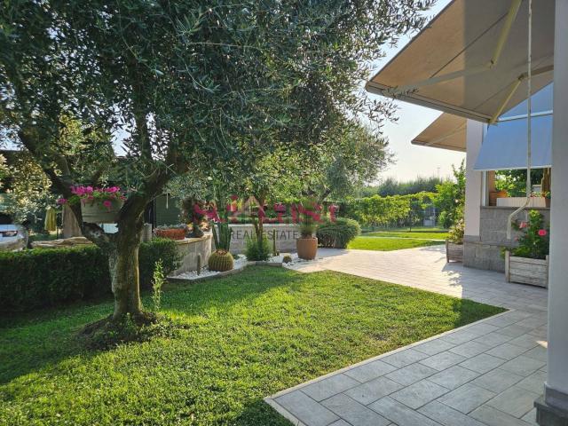 Villetta bifamiliare in vendita di 210 m²