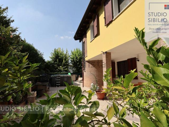 Villetta bifamiliare in vendita di 210 m²