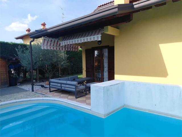 Villetta bifamiliare in vendita di 210 m²
