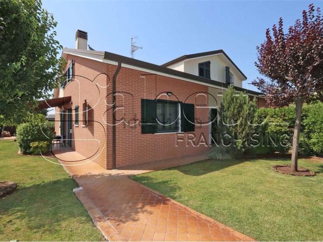 Villetta bifamiliare in vendita di 210 m² in Via Lucio Mongardi