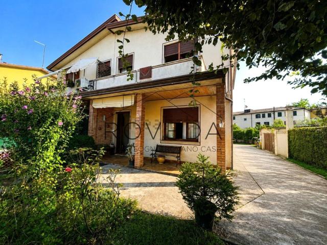 Villetta bifamiliare in vendita di 211 m² in Via Don L. Sturzo