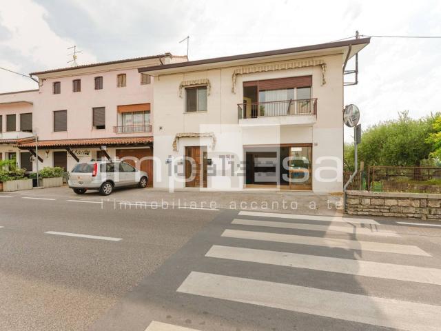 Villetta bifamiliare in vendita di 211 m² in Via G. Giardino, 147