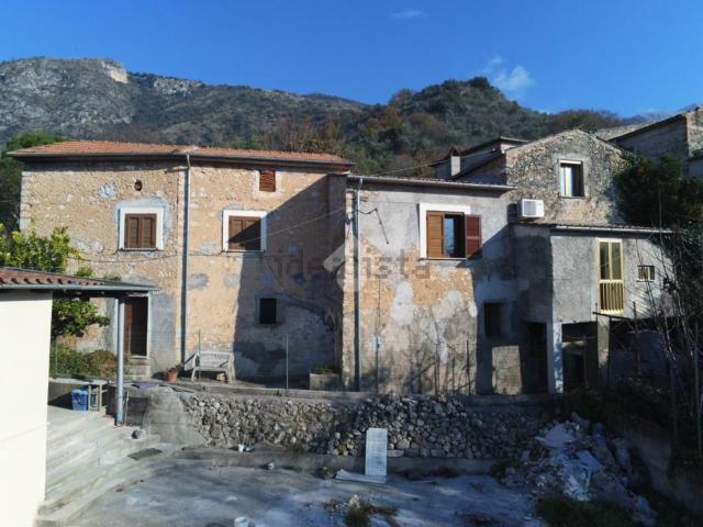 Villetta bifamiliare in vendita di 211 m² in Via Giovenale, 66