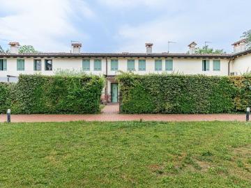 Villetta bifamiliare in vendita di 212 m² in Via dei Laghi, 215