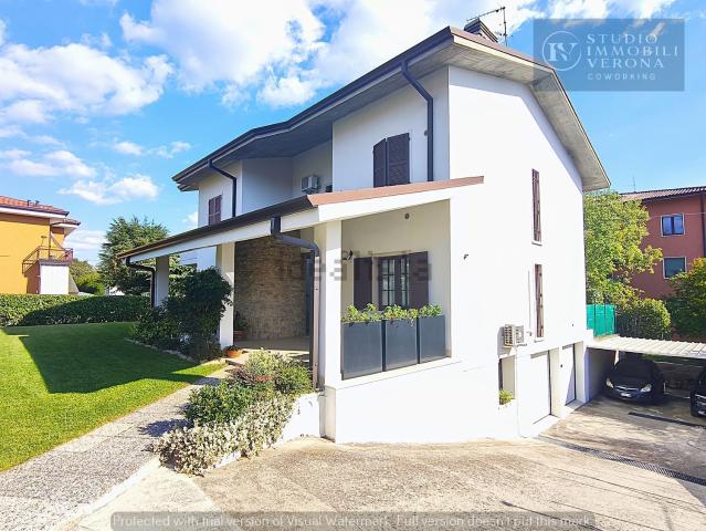 Villetta bifamiliare in vendita di 212 m² in Via Gioacchino Rossini, 5