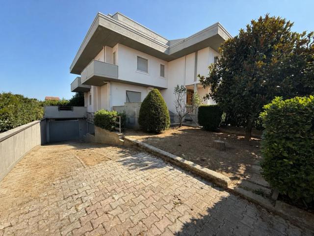 Villetta bifamiliare in vendita di 212 m² in Via Romolo Carapacchi, 43