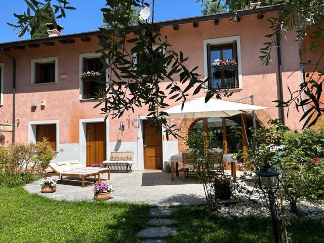 Villetta bifamiliare in vendita di 212 m² in Via Savoia