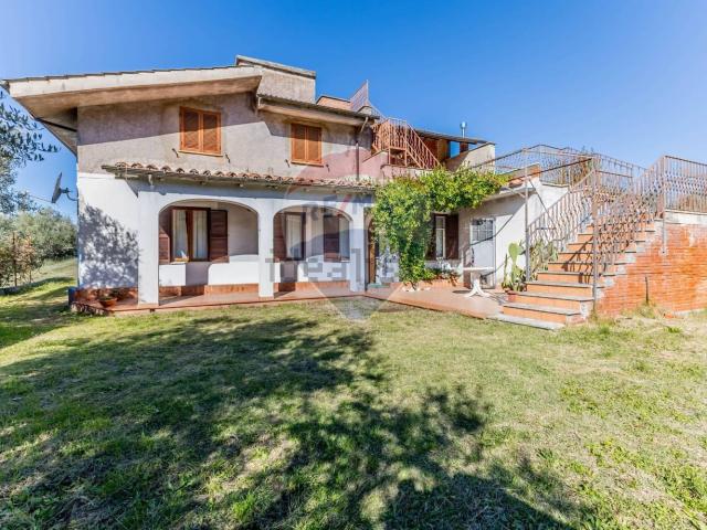 Villetta bifamiliare in vendita di 217 m² in Via delle Fratte