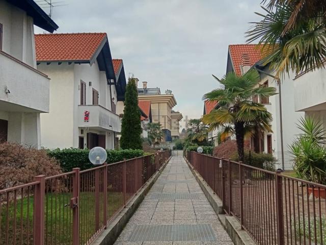 Villetta bifamiliare in vendita di 217 m² in Via Novara, 58