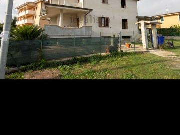 Villetta bifamiliare in vendita di 217 m² in Via Roberto Niederer