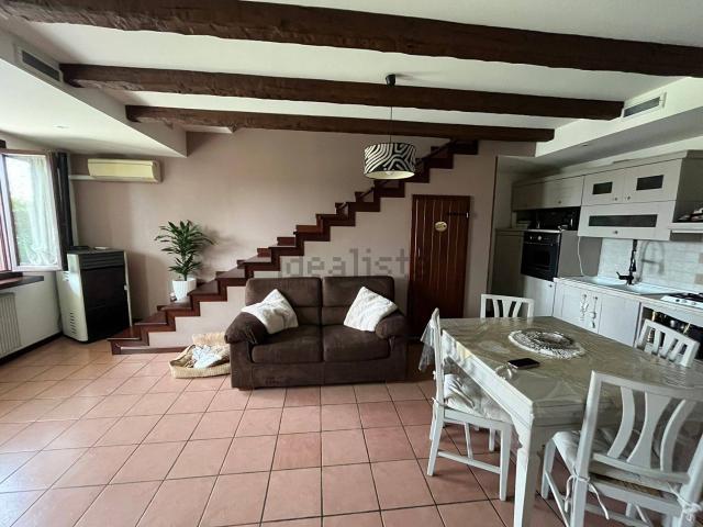 Villetta bifamiliare in vendita di 214 m² in Via ermes di colloredo