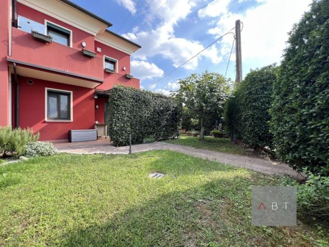 Villetta bifamiliare in vendita di 214 m²