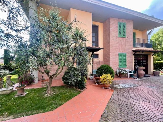 Villetta bifamiliare in vendita di 215 m² in Piazza PIETRO NENNI