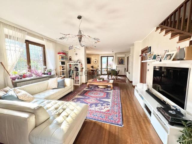 Villetta bifamiliare in vendita di 215 m² in Strada del Merlo, 12