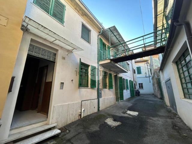Villetta bifamiliare in vendita di 215 m² in Vicolo Matteo Bandello, 15