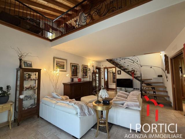 Villetta bifamiliare in vendita di 215 m² in Via Tiziano