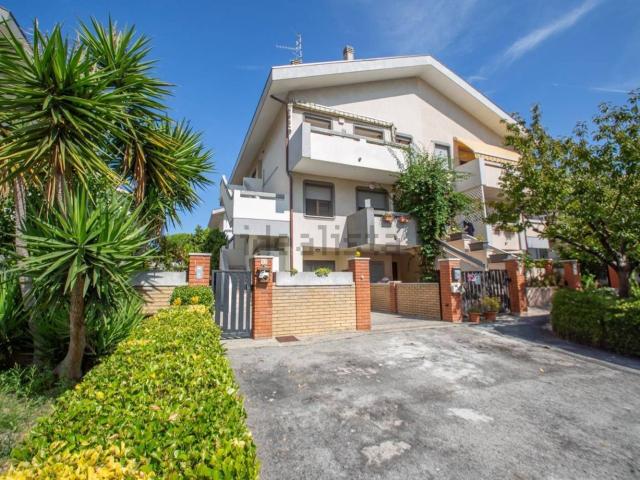 Villetta bifamiliare in vendita di 215 m² in Via Tommaso Bruni, 32
