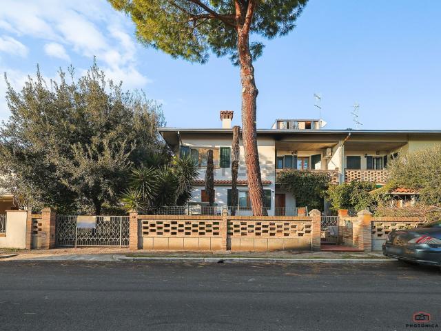 Villetta bifamiliare in vendita di 215 m² in Via Volga, 12