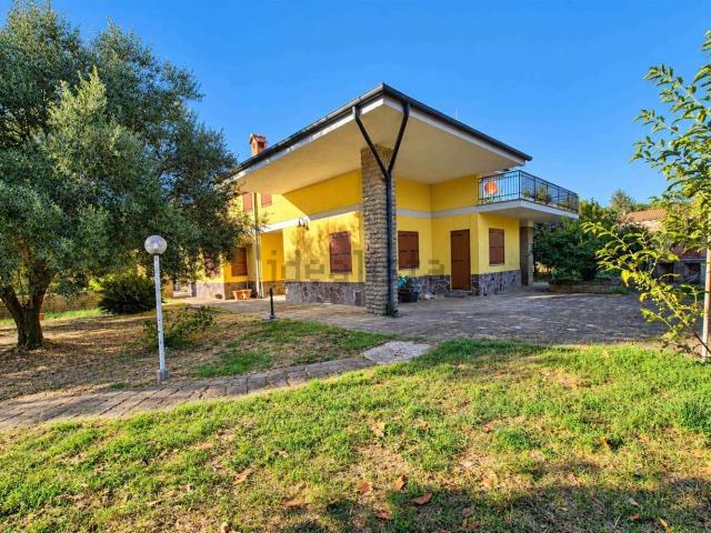 Villetta bifamiliare in vendita di 215 m² in Via delle Spinare, 16