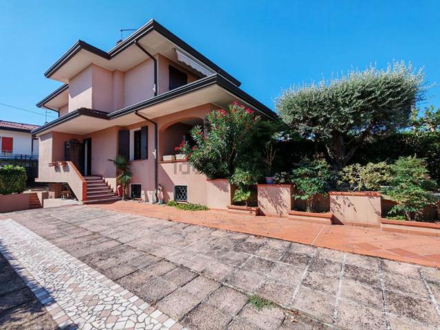 Villetta bifamiliare in vendita di 215 m² in Via Diocleziana