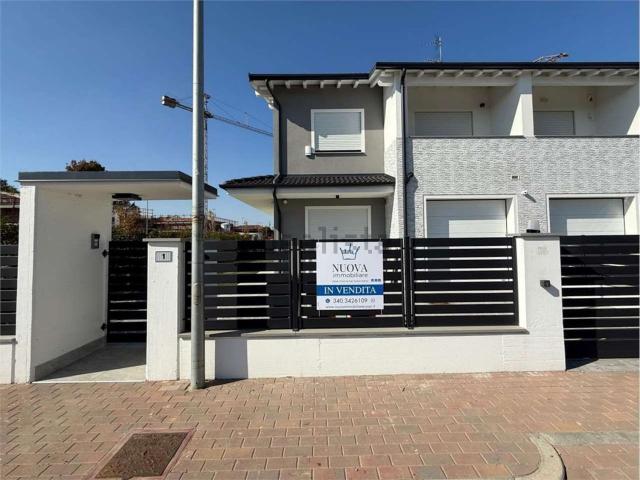 Villetta bifamiliare in vendita di 215 m² in Via Ermanno Gorrieri, 1