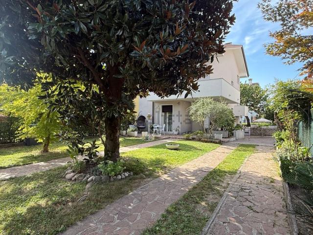 Villetta bifamiliare in vendita di 215 m² in Via Lovato de&apos  Lovati, 17