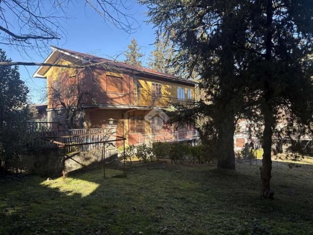 Villetta bifamiliare in vendita di 215 m² in Via Roma, 72