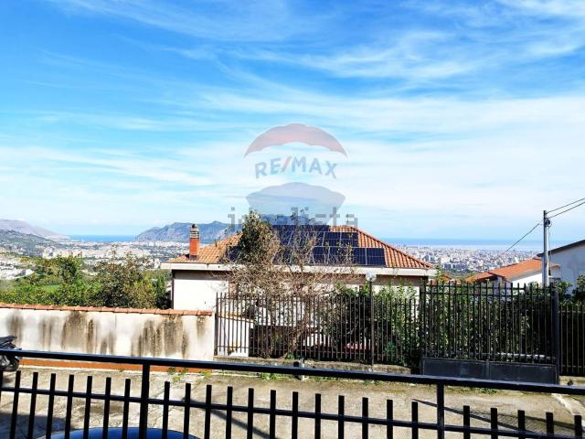Villetta bifamiliare in vendita di 215 m² in Via Ruffo di Calabria